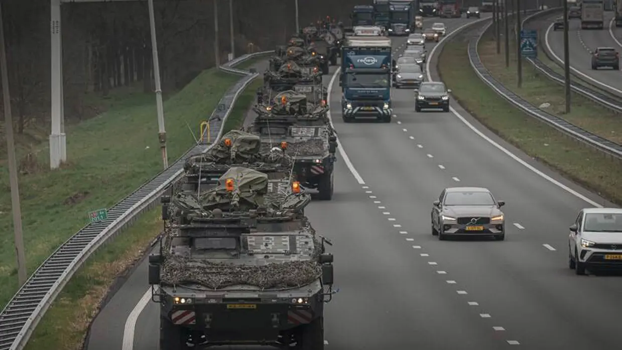Militaire colonne rijdt over snelweg.