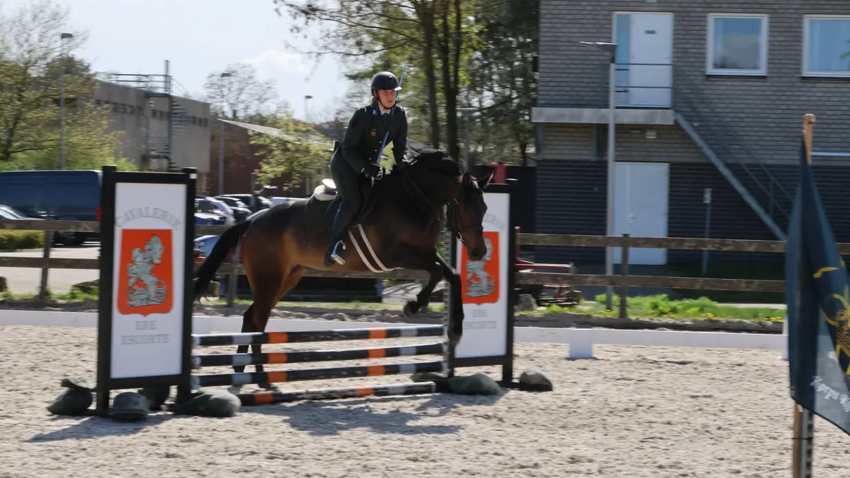 Een glimlachende vrouw met een helm op leidt met de teugels in de hand haar paard door het water (links) en (rechts) dezelfde vrouw springt met haar paard over een hindernis.