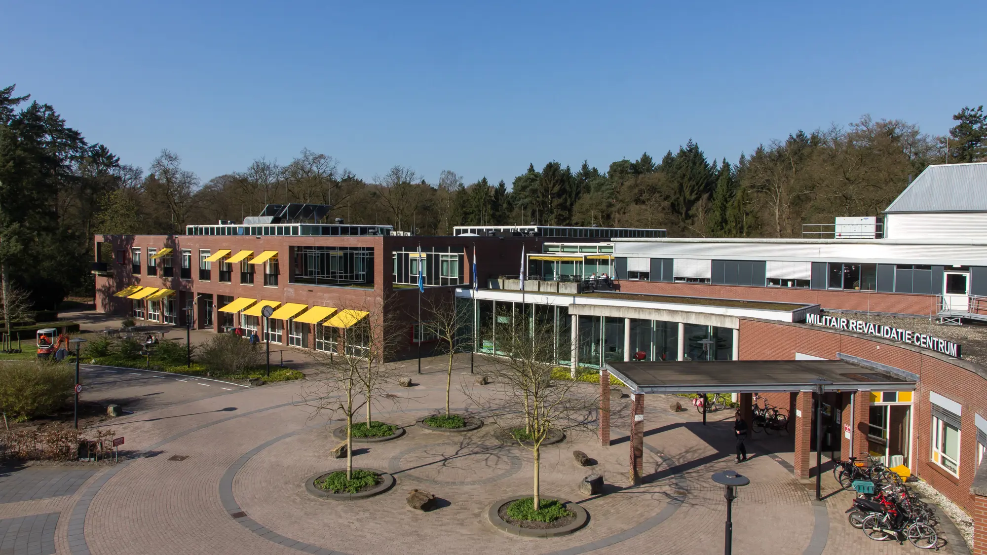 Het Militair Revalidatiecentrum gefotografeerd vanaf een hoog zichtpunt.
