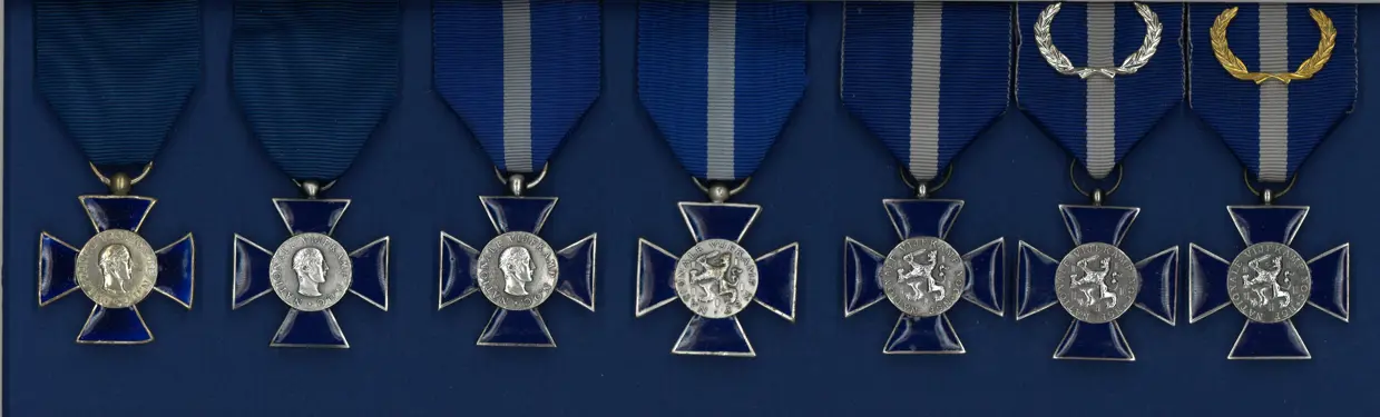 7 Nationale Vijfkampkruisen sinds 1931 tot nu naast elkaar.