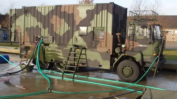 Zijkant van een CBRN-ontsmettingssysteem.