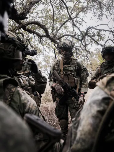 Militairen overleggen in het buitengebied.