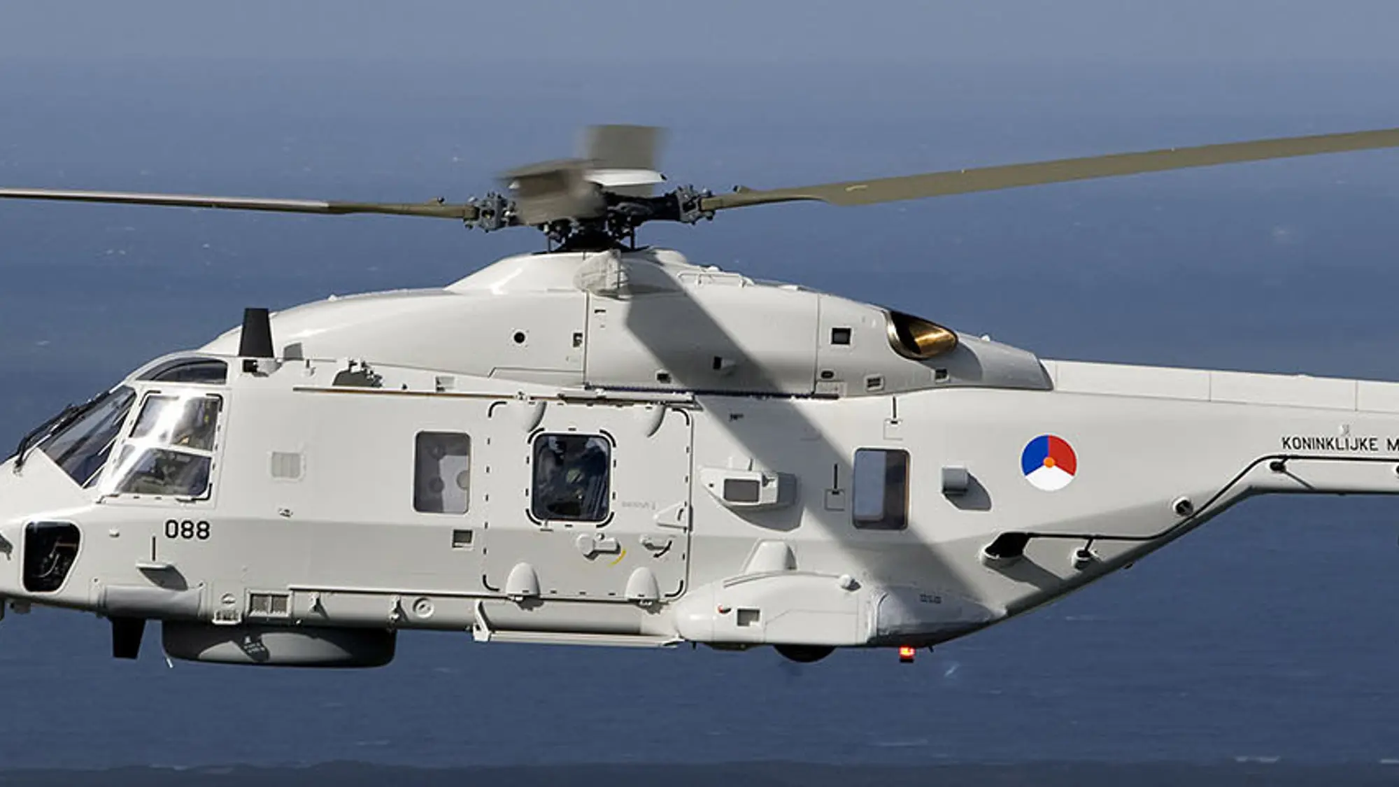 NH90 maritieme gevechtshelikopter vliegt boven zee.