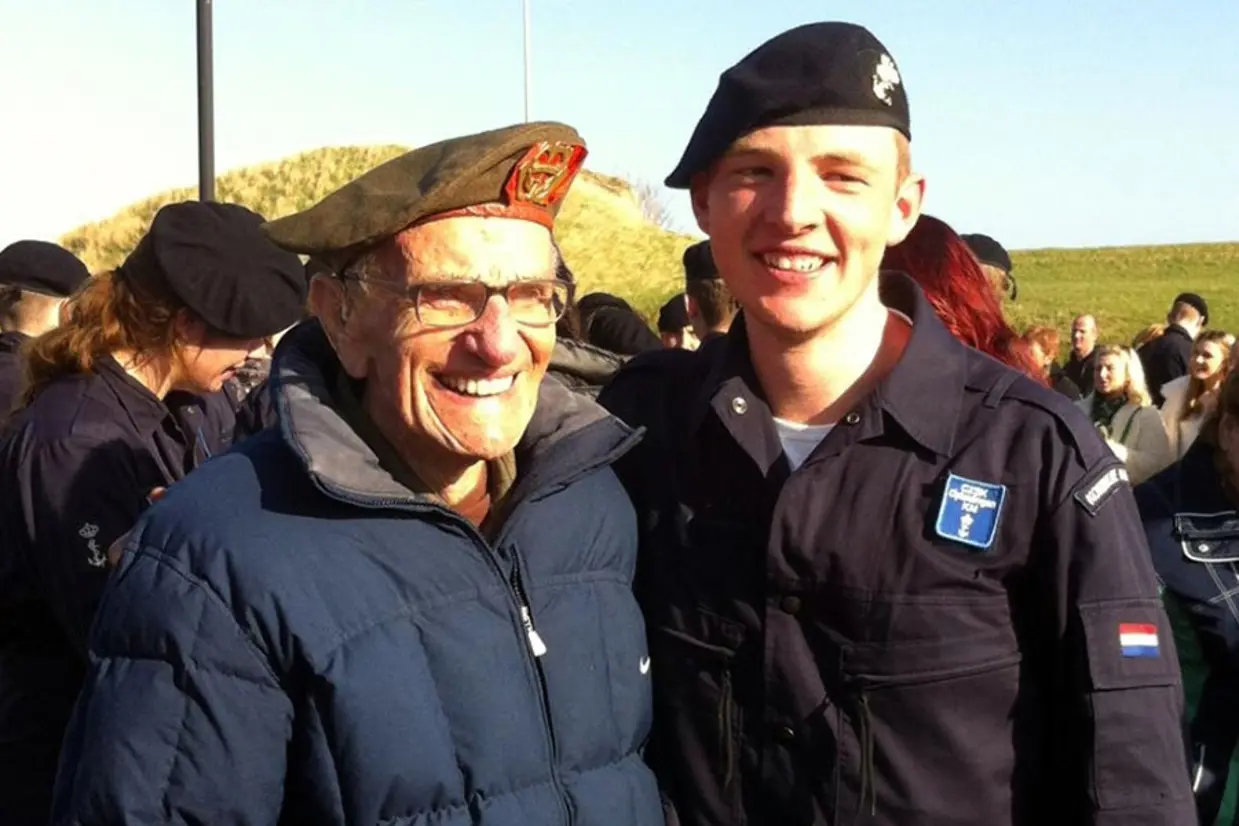 Niels en opa poseren voor foto.