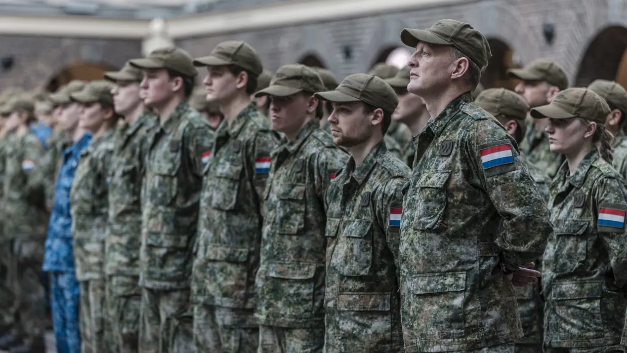 Militairen staan op een rij. 