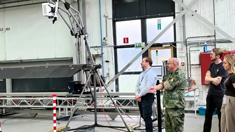 Mensen kijkend naar de robot.