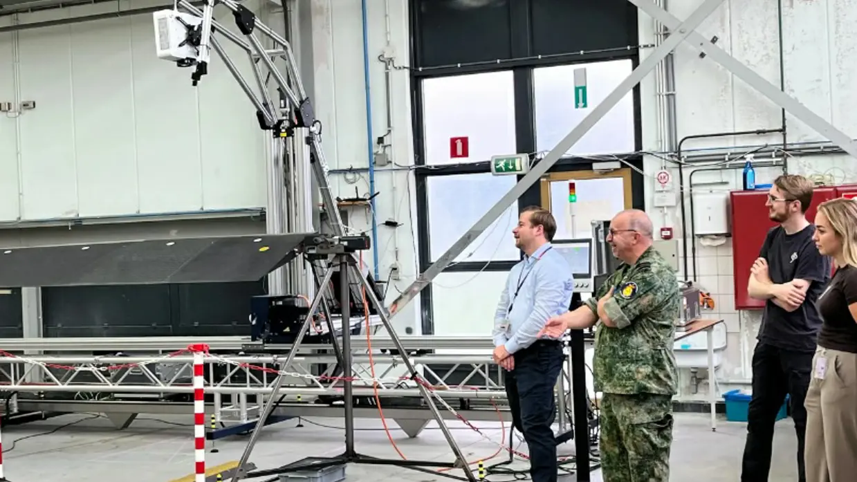 Mensen kijkend naar de robot.