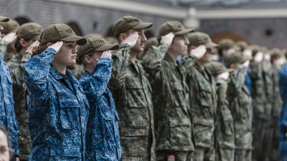 Saluerende militairen. 