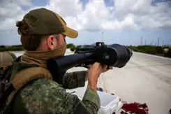 Militair van de anti-drone eenheid aan het werk.