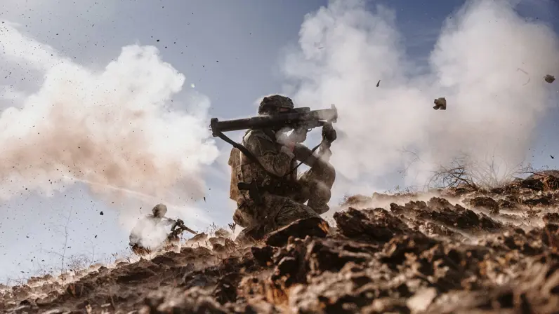  Een marinier vuurt een panzerfaust af.