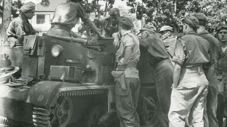 Zwart-witfoto met militairen die rond een pantservoertuig staan.