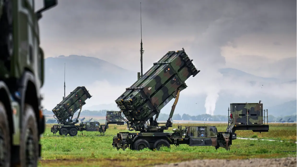 Patriot-systeem in werking op een veld