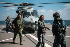 De minister steekt haar hand uit naar een militair.