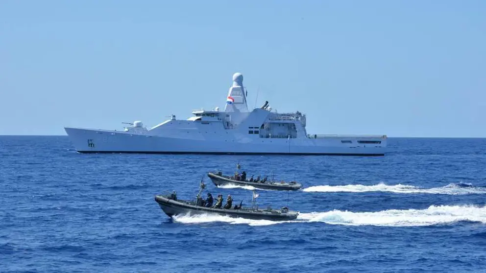 Zr.Ms. Friesland op zee met 2 Frisc's op de voorgrond.