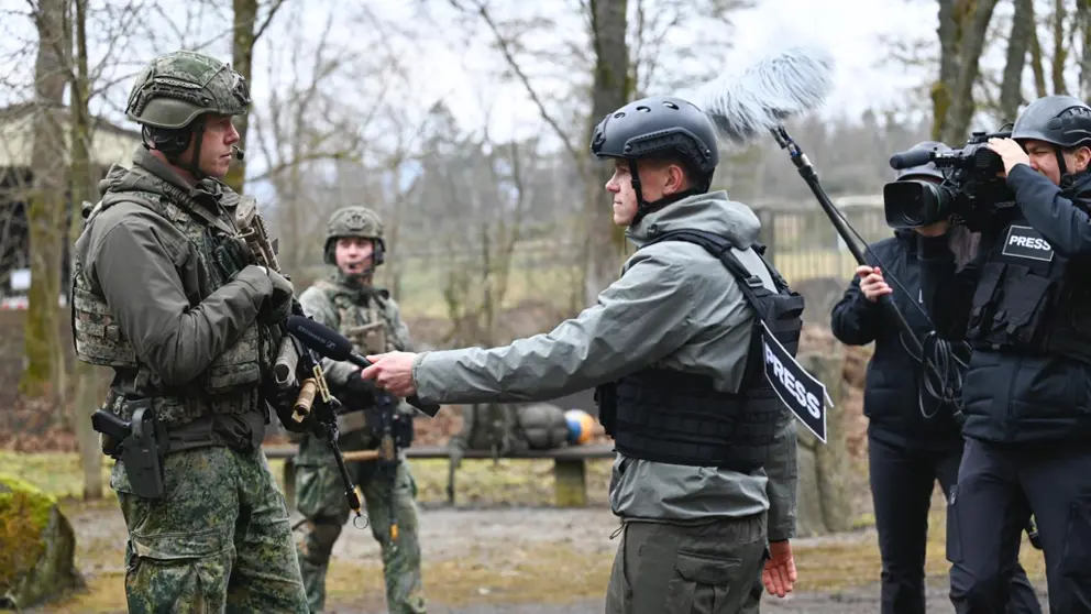Iemand van de pers interviewt een militair.