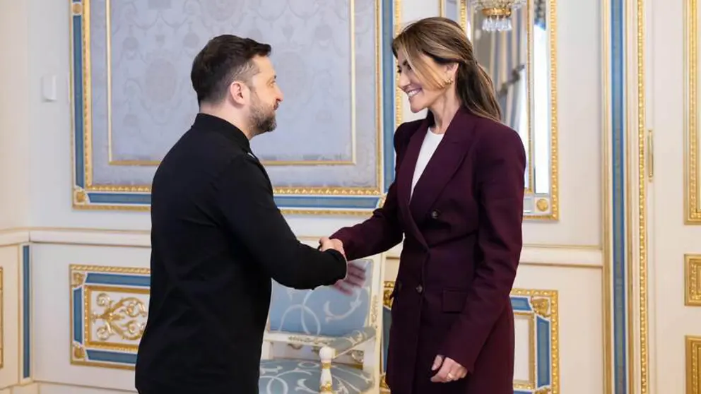 De minister schudt de hand van de president van Oekraine.