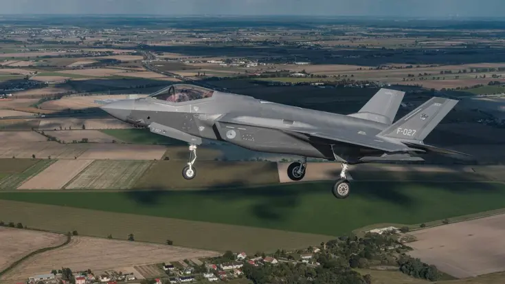 F-35 boven groen geschakeerd landschap.