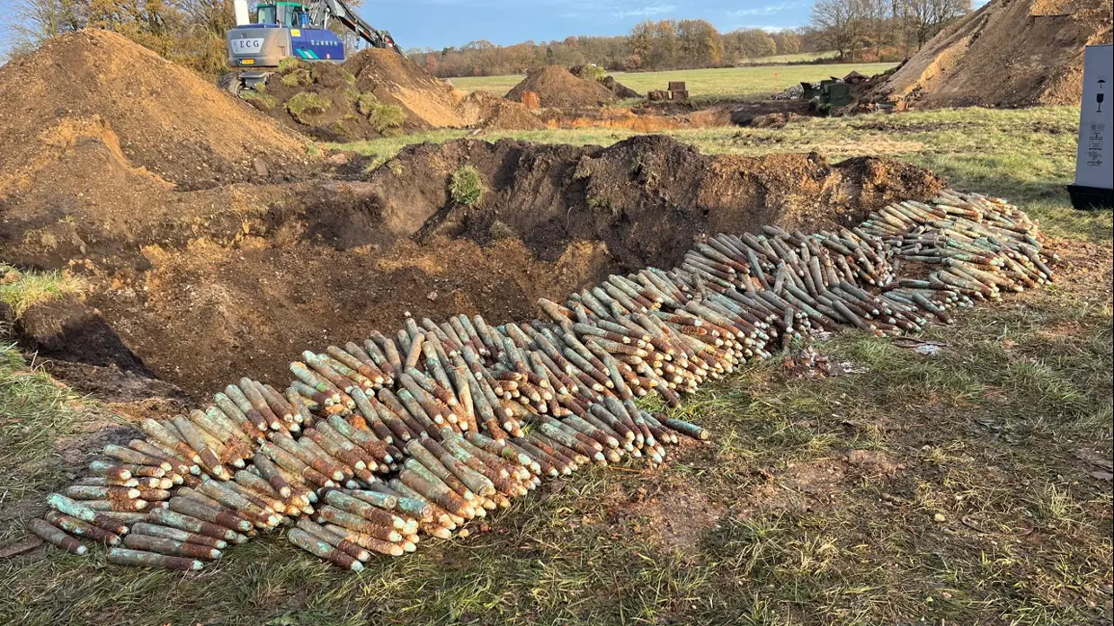 Honderden oude bommen liggen te wachten om te worden vernietigd op vliegbasis Deelen.