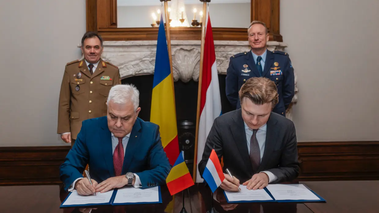 Minister Ruben Brekelmans en zijn Roemeense collega ondertekenen de intentieverklaring.