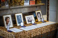 Tafel met vier foto's van vrouwen en hun onderscheiding.