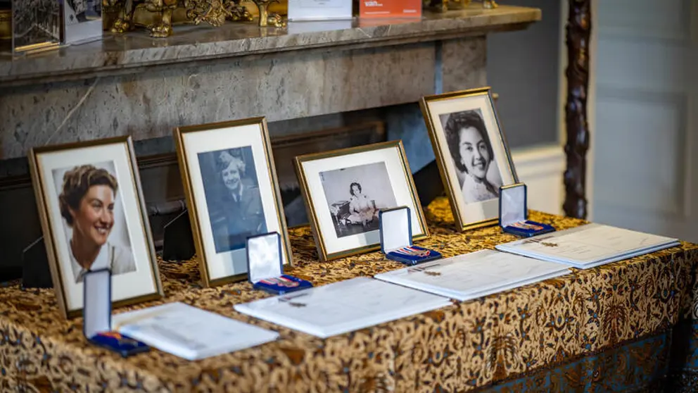 Tafel met vier foto's van vrouwen en hun onderscheiding.