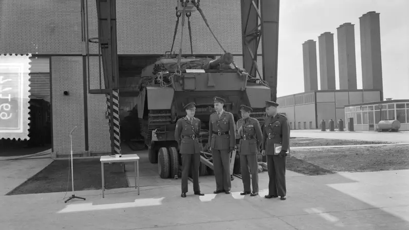 Prins Bernhard poseert voor de tankwerkplaats. 