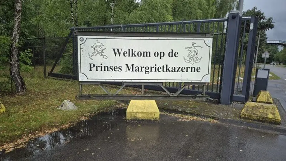 Ingang van een defensiekazerne.