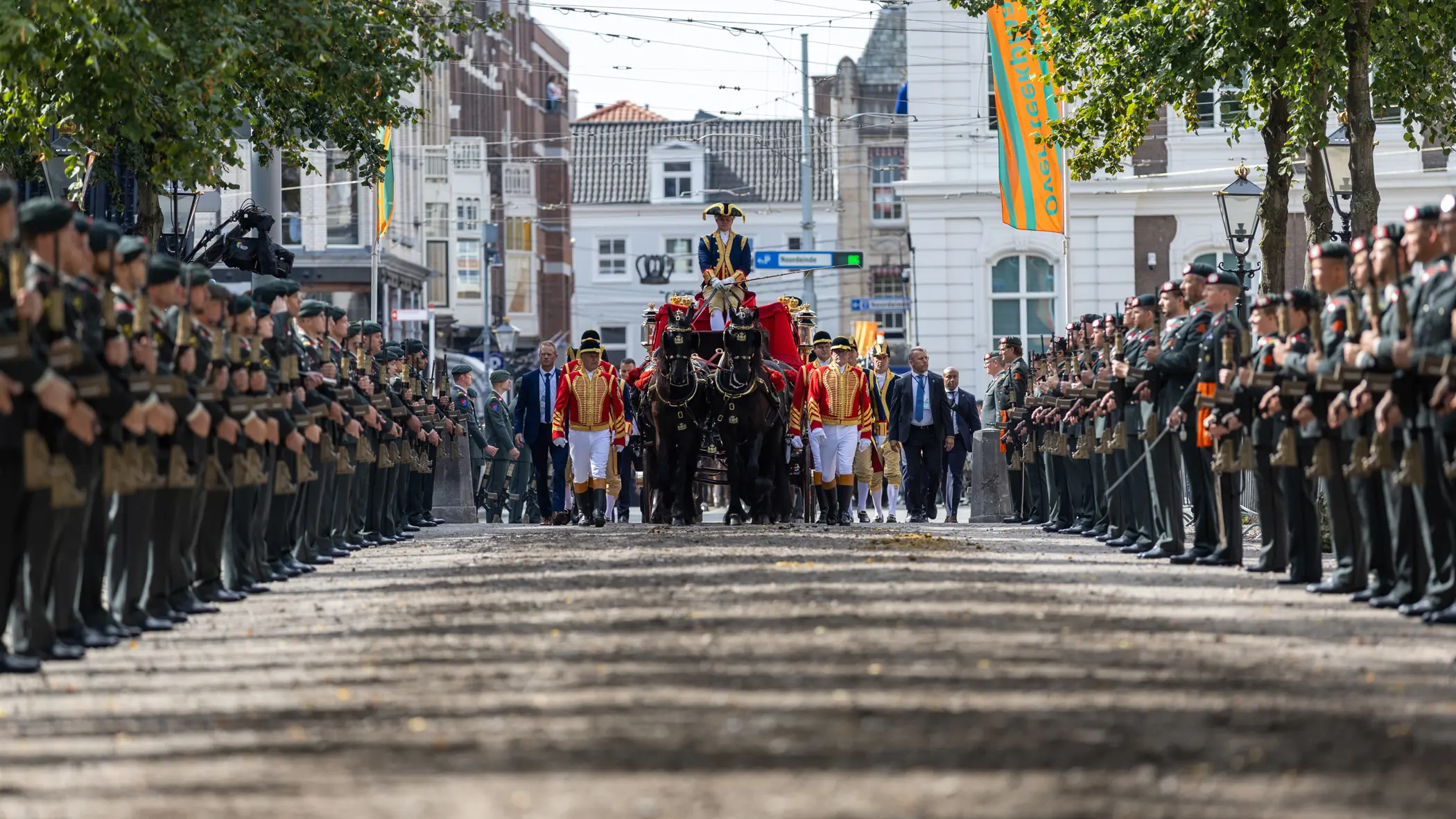 Gouden Koets rijdt door haag militairen 