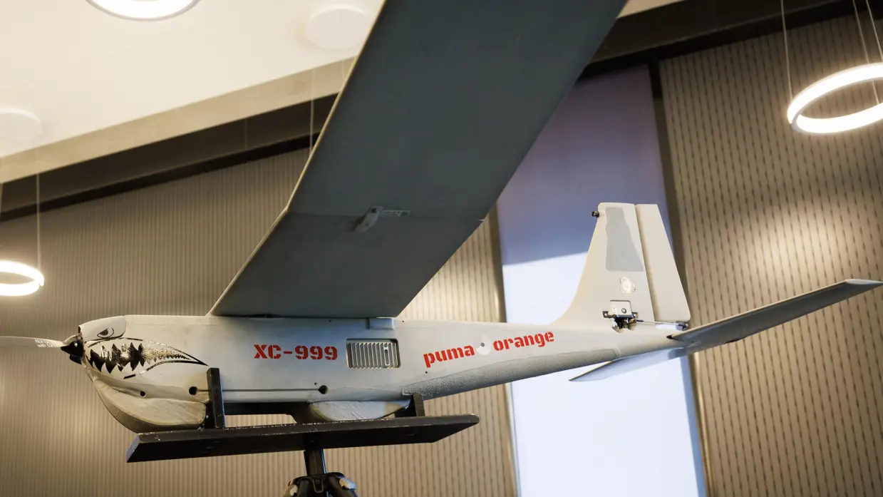Drone op standaard in ruimte tentoongesteld.