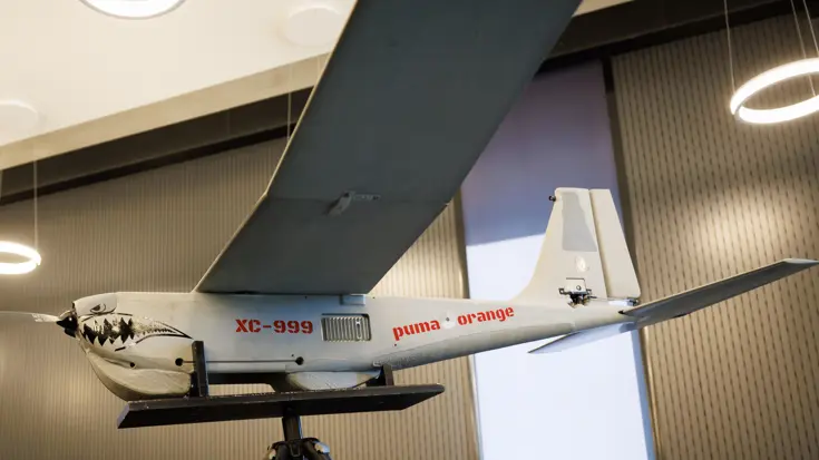 Drone op standaard in ruimte tentoongesteld.