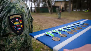 Een dienblad met decoraties en een medaille op een uniform.