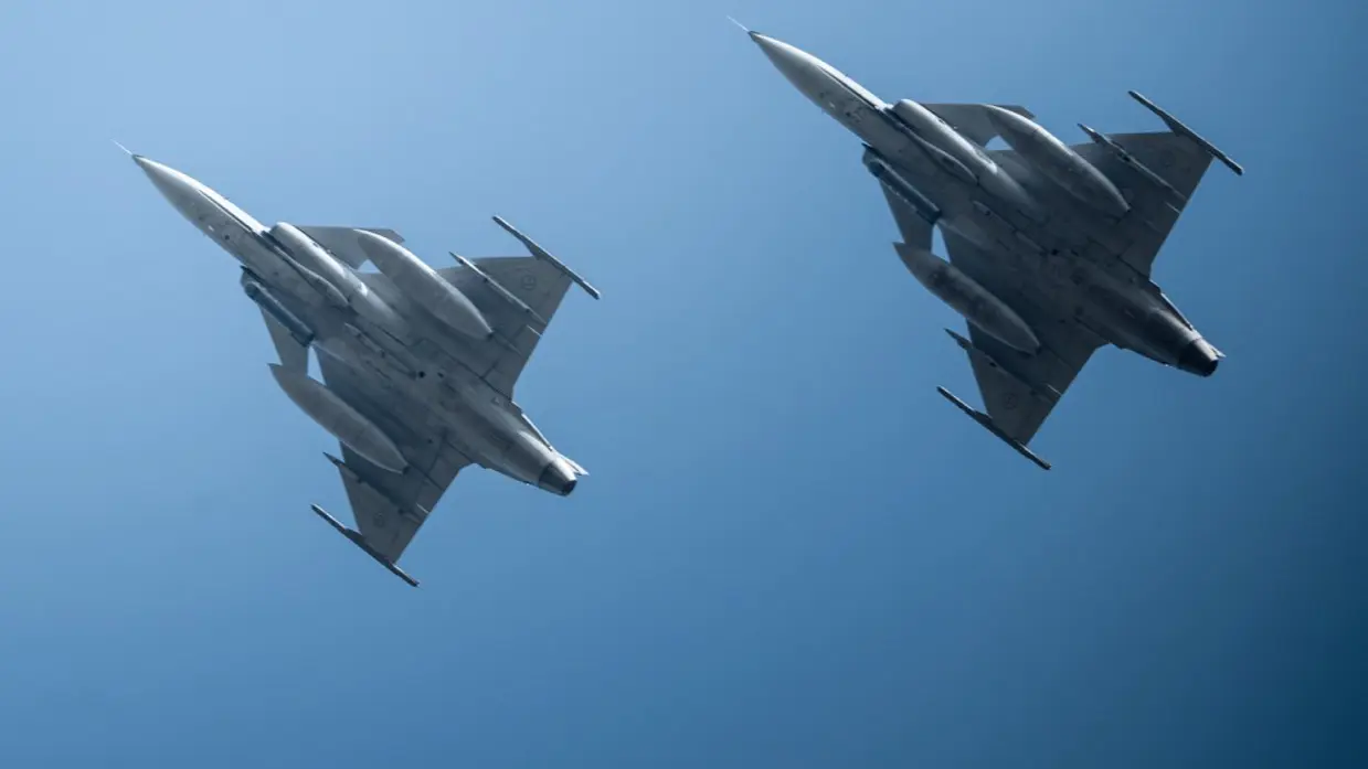 2 Zweedse JAS 39 Gripens in de lucht.