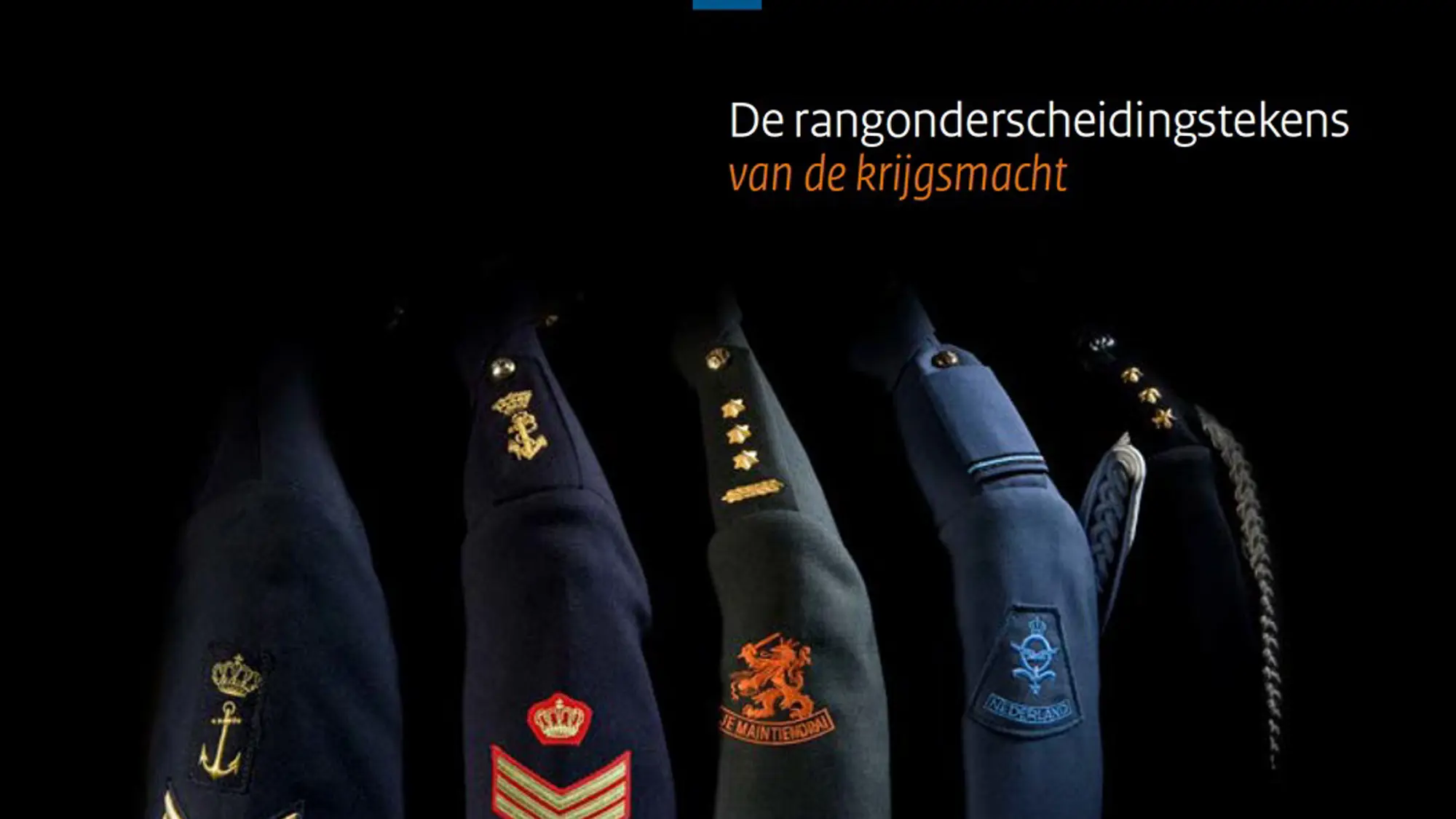 Tenues van de krijgsmachtonderdelen op de mouw gezien, zodat rang zichtbaar is.