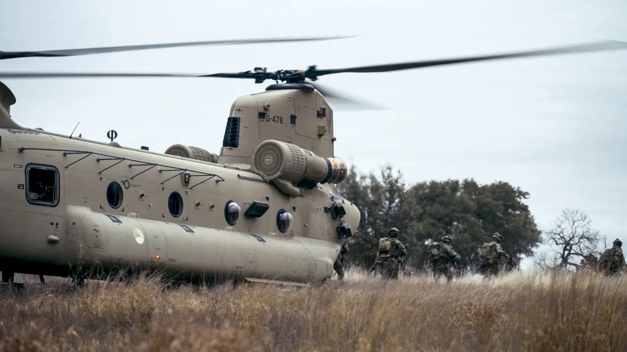 Militairen verlaten via de achterklep een Chinook in het veld.