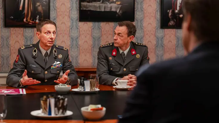 Stapeltje rapporten op houten tafel.