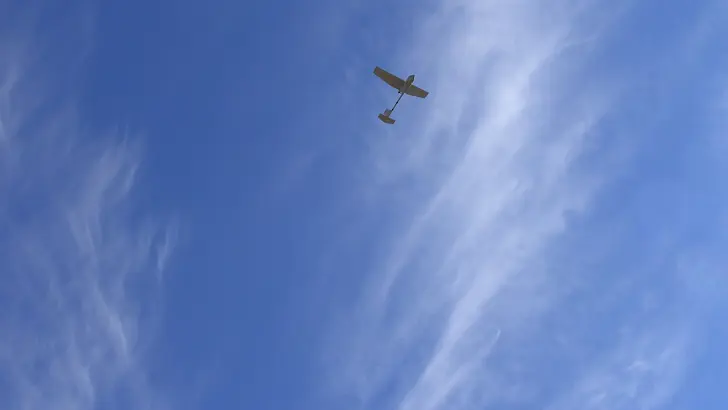 Raven mini-UAV in de lucht.