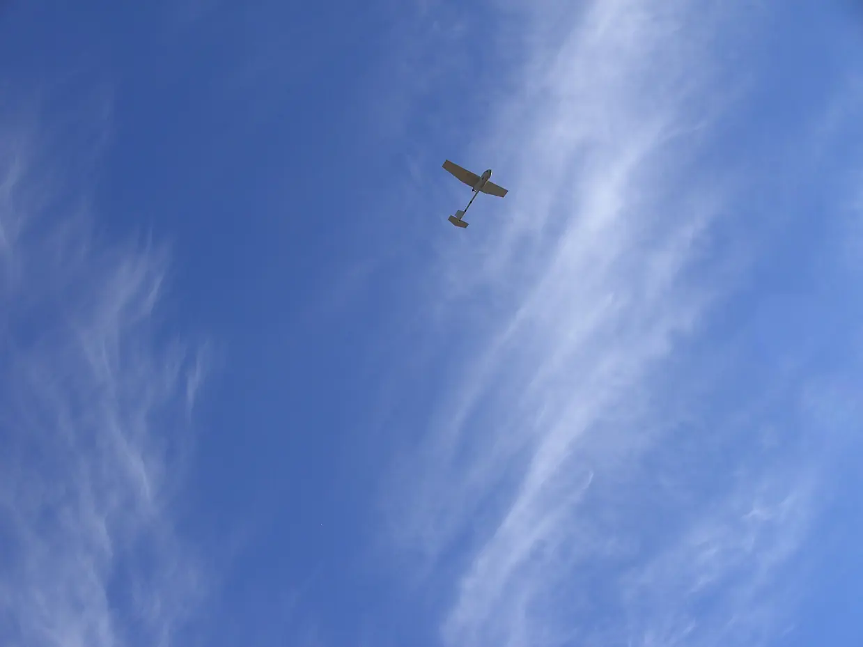 Raven mini-UAV in de lucht.