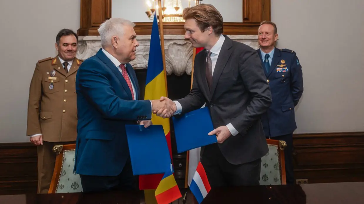 Minister Ruben Brekelmans en zijn Roemeense collega schudden elkaar de hand.