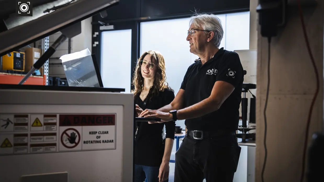 Voordat de radars het pand verlaten, testen specialisten de hardware en de software uitvoerig.