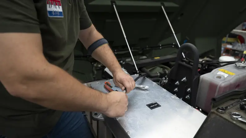 Een monteur van DMV sleutelt aan een Manticore die bestemd is voor de Koninklijke Landmacht.