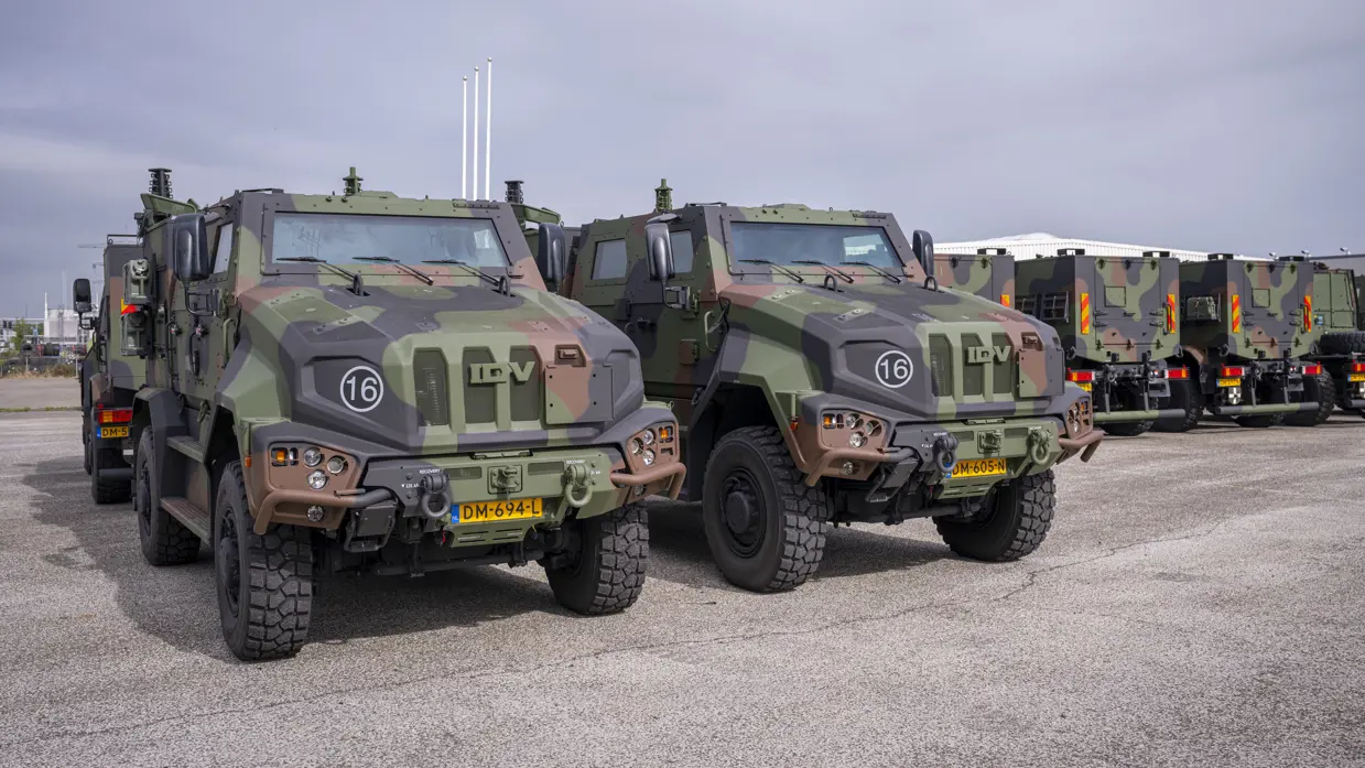 Een aantal Manticores (militaire voertuigen) staat netjes geparkeerd in Etten-Leur.