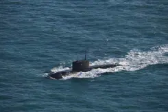 Russische onderzeeër die boven water vaart.