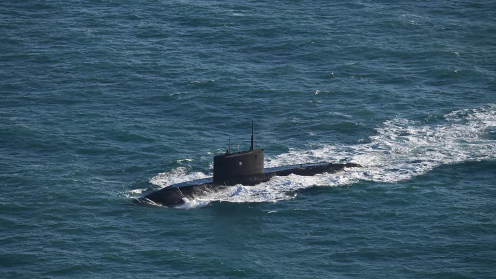 De varende Russische onderzeeboot Novorossiysk. De bovenkant is boven water.