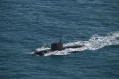 De varende Russische onderzeeboot Novorossiysk. De bovenkant is boven water.