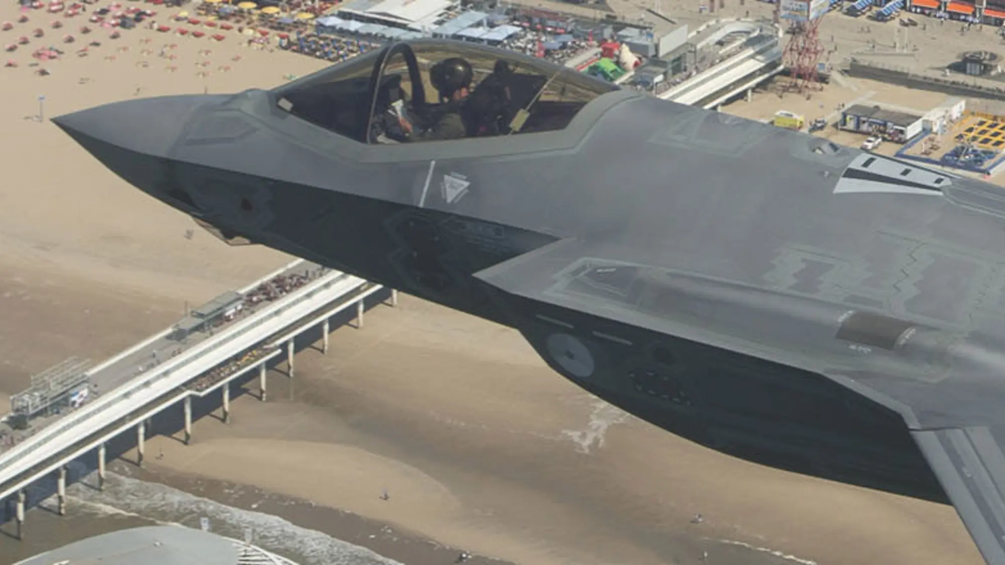 F-35 Lightning II-jachtvliegtuig vliegt boven Scheveningen.