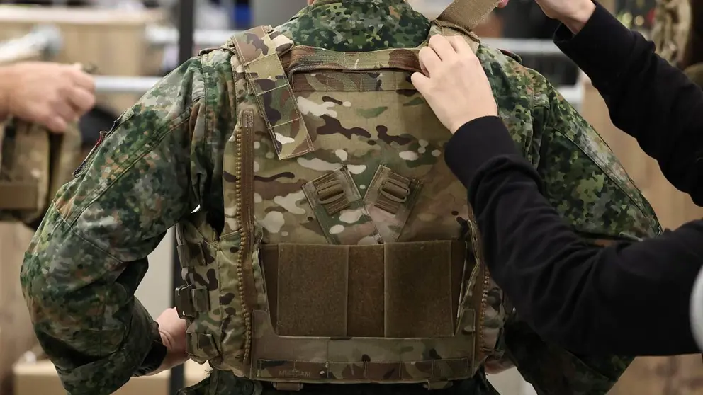 Militair doet kogel- en scherfwerend vest om.