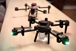 2 drones staan te pronken op een tafel.