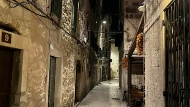 Een verlaten, smal steegje in Split.