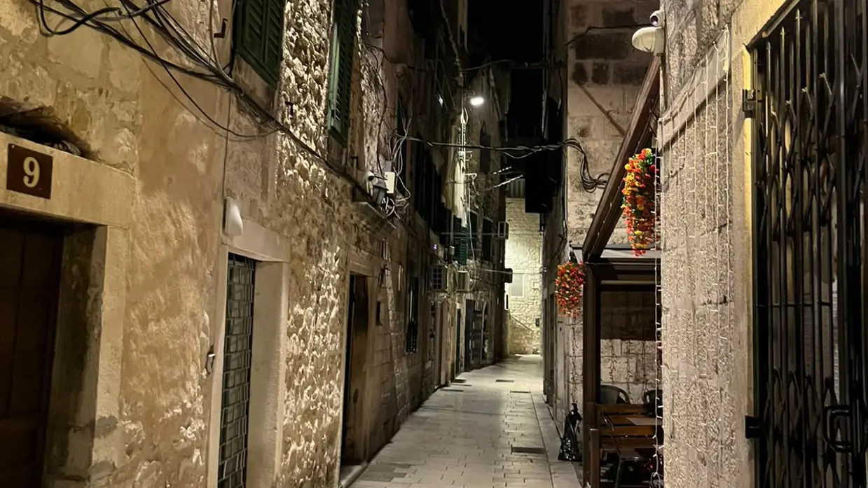 Een verlaten, smal steegje in Split.
