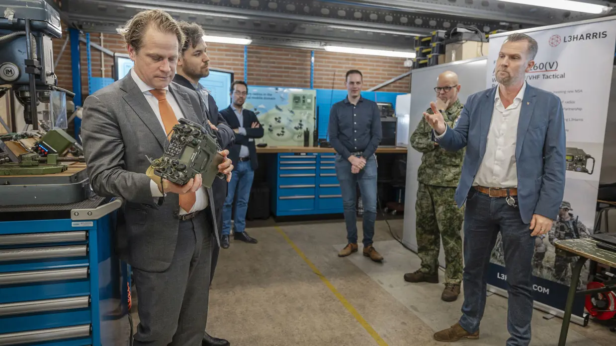 Staatssecretaris Tuinman kreeg vandaag uitleg over onderdelen van Foxtrot. In een werkplaats bekijkt hij onderdelen.